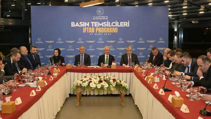 Bakan Abdulkadir Uraloğlu'ndan sosyal medya açıklaması haberinin görseli