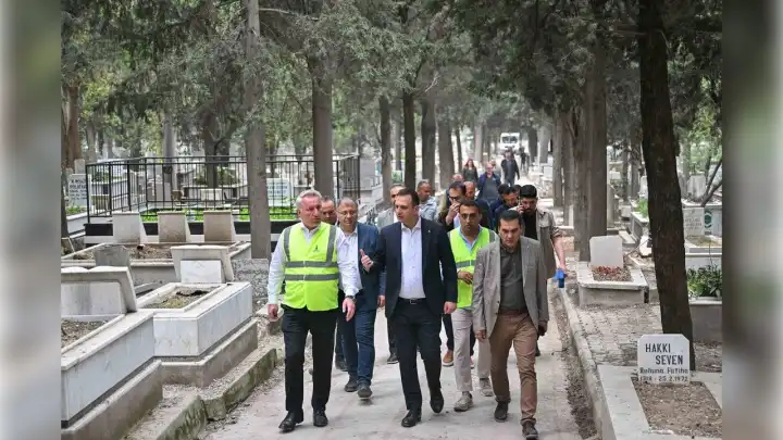Bornova Belediyesi mezarlıkları temizliyor