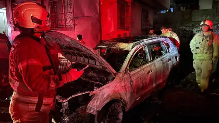 İstanbul'da yanan 6 araç kullanılamaz halde haberinin görseli