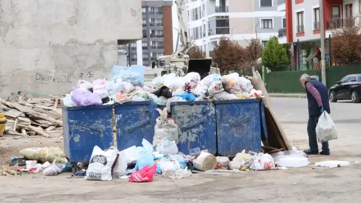 İzmir'de grev çöp yığınlarına sebep oldu 