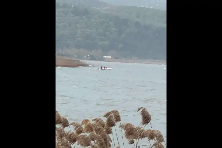 Sapanca Gölü'nde kum fırtınası: 2 kano sporcusu kayboldu haberinin görseli