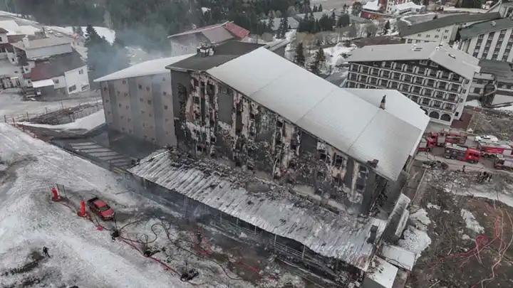 Uludağ'da çıkan otel yangınına ilişkin gözaltı sayısı 5'e ulaştı haberinin görseli