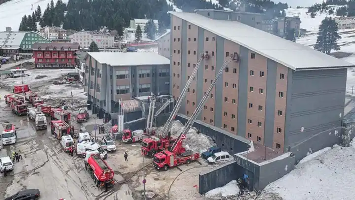 Uludağ'da otel yangınında vefat eden baba ile oğlu son yolculuklarına uğurlandı haberinin görseli