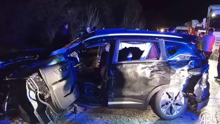 Yolcu otobüsü otomobille çarpıştı: Çok sayıda yaralı haberinin görseli