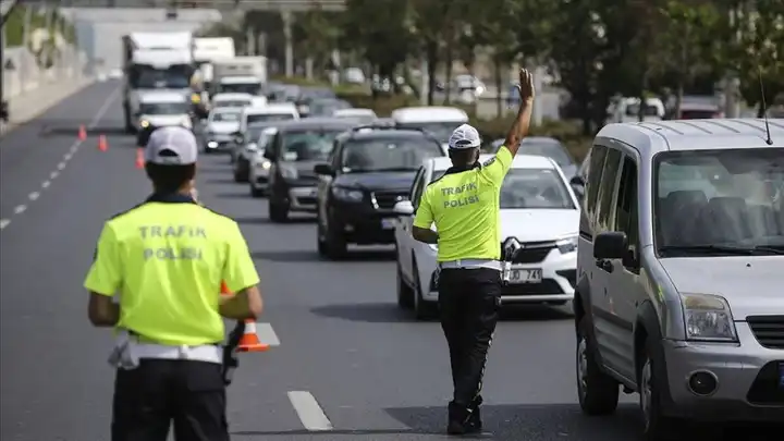 İzmir Valiliği’nden bayram trafiği için önlem: Araçlara geçiş kısıtlaması 