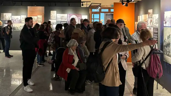 Yunan ziyaretçiler, Yanık Yurt sergisini gezdi