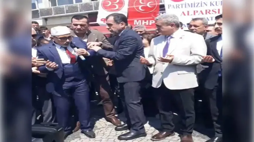 Alpaslan Türkeş lokma hayrında din görevlisi dua ederken fenalaştı haberinin görseli