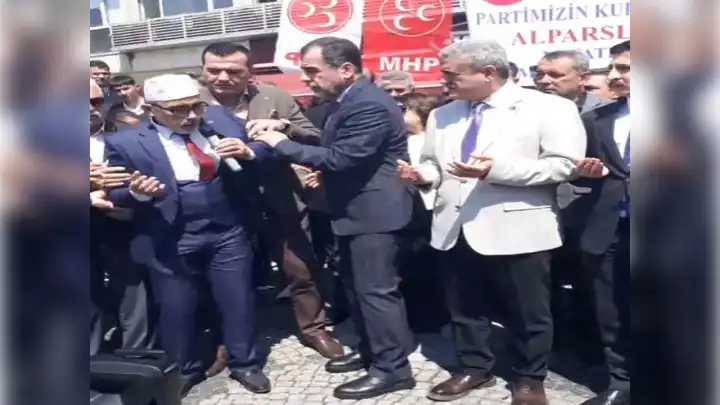 Alpaslan Türkeş lokma hayrında din görevlisi dua ederken fenalaştı haberinin görseli