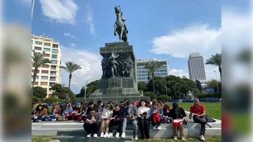İzmir’de gençler Cumhuriyet Meydanı’nda kitaplarla buluştu haberinin görseli