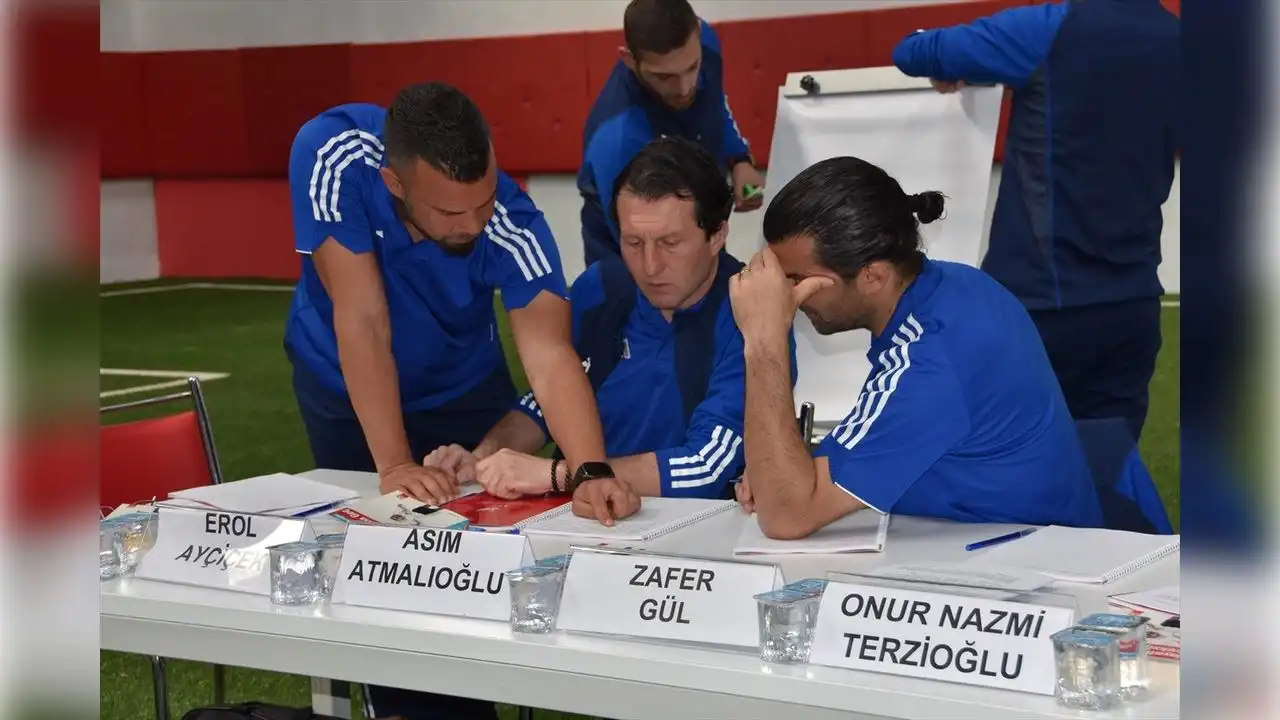 İzmir’deki kaleci antrenörleri UEFA B lisans eğitimi için bir araya geldi haberinin görseli