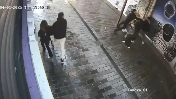 Kadının darbedildiğini gören bekçiden müdahale: Şüpheliyi bacağından vurdu