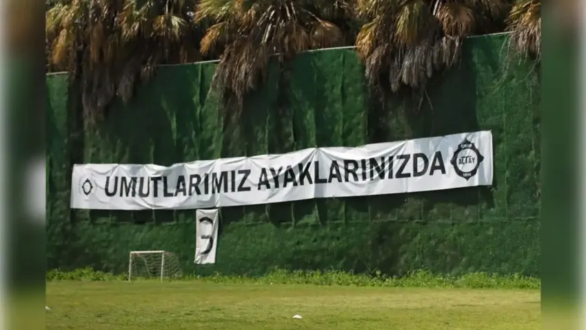 Kümede kalma mücadelesi veren Altay’a taraftarından güçlü pankart desteği