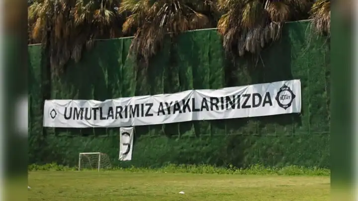 Kümede kalma mücadelesi veren Altay’a taraftarından güçlü pankart desteği