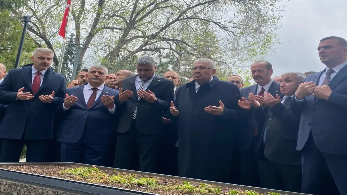 MHP lideri Bahçeli, Alparslan Türkeş'in anma törenine katılmadı haberinin görseli