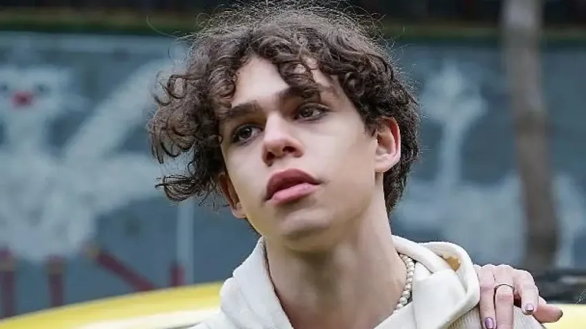  Şarkıcı Alper Erözer sevenlerini korkuttu: Klip çekimine giderken trafik kazası geçirdi haberinin görseli