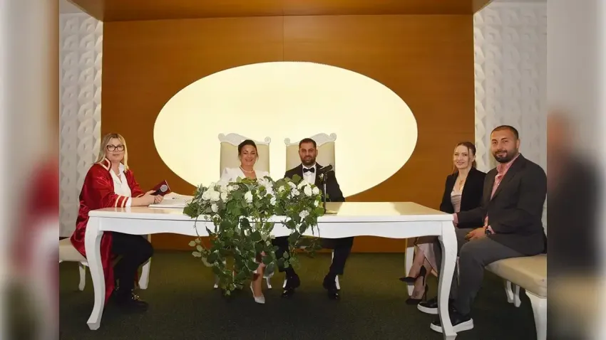 Ukraynalı Tatiana ve Batmanlı Botan İzmir’de evlendi
