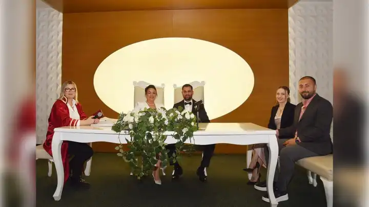 Ukraynalı Tatiana ve Batmanlı Botan İzmir’de evlendi haberinin görseli