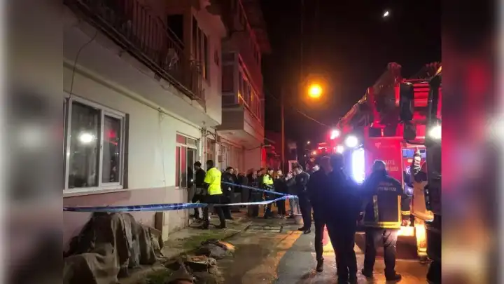 Evde çıkan yangında 3 aylık Sevginur ile 4 yaşındaki ağabeyi Efe hayatını kaybetti haberinin görseli