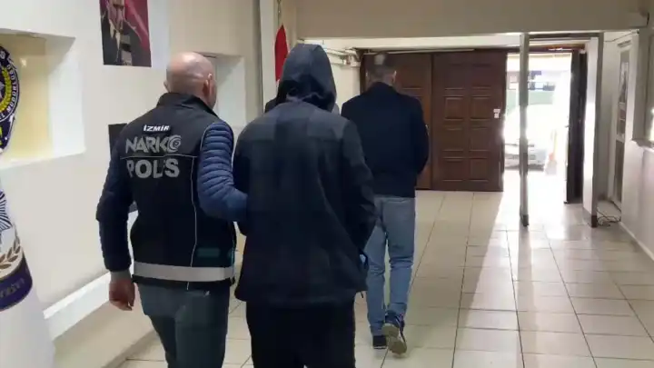İzmir haber: Yasaklı madde satıcılarına baskın haberinin görseli