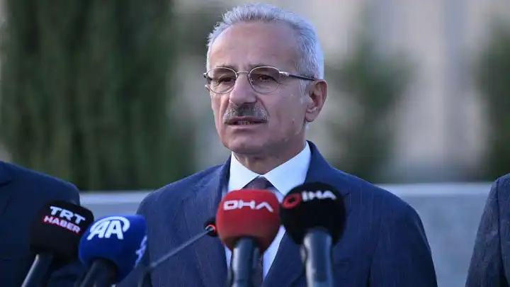 Bakan Abdulkadir Uraloğlu: Antalya Havalimanı'nın yıllık yolcu kapasitesini 82 milyona çıkarıyoruz haberinin görseli