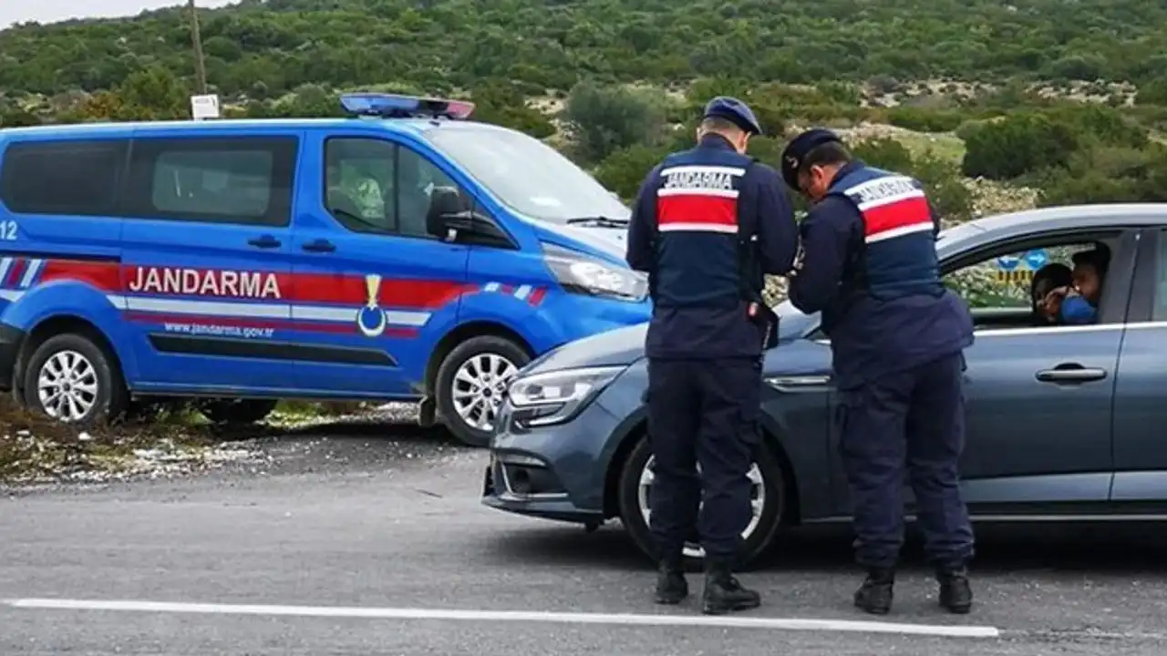 İzmir’de huzur ve güven uygulaması: 18 aranan şahıs yakalandı haberinin görseli