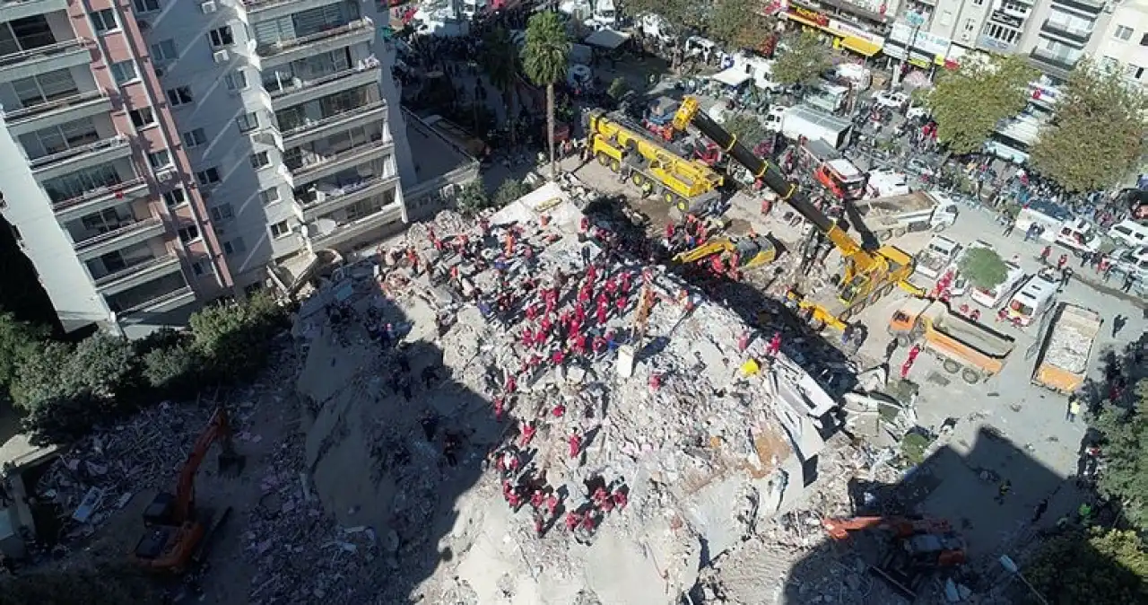İzmir depreminde 36 kişinin öldüğü binanın mimarı imzayı formalite için atmış haberinin görseli