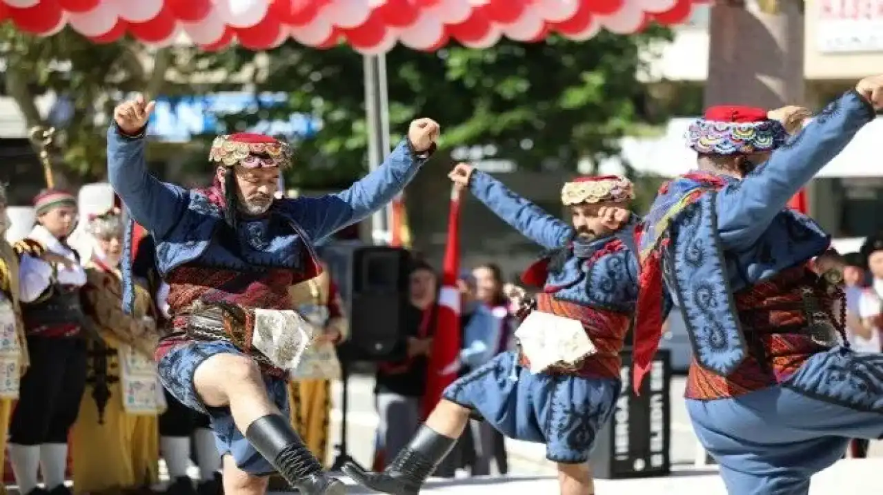 Bergama 14 Eylül’ü coşkuyla kutluyor haberinin görseli