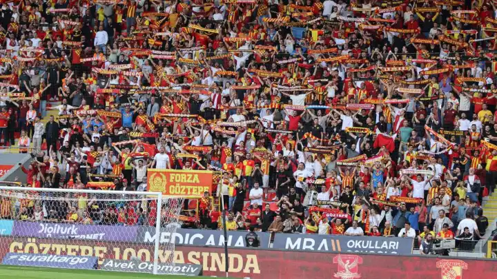 Göztepe taraftarı takımını karşılıyor 