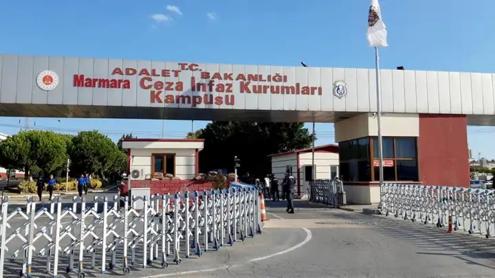 İBB operasyonunda tutuklanan 2 kişi tahliye edildi haberinin görseli