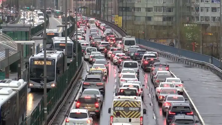 İstanbul'da trafik durma noktasına geldi haberinin görseli