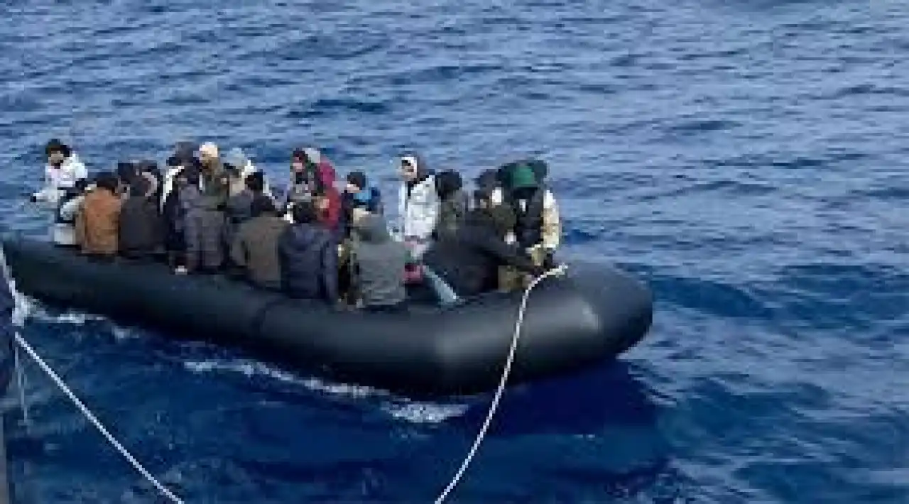 İzmir açıklarında 259 göçmen kurtarıldı, 14 göçmen de yakalandı haberinin görseli