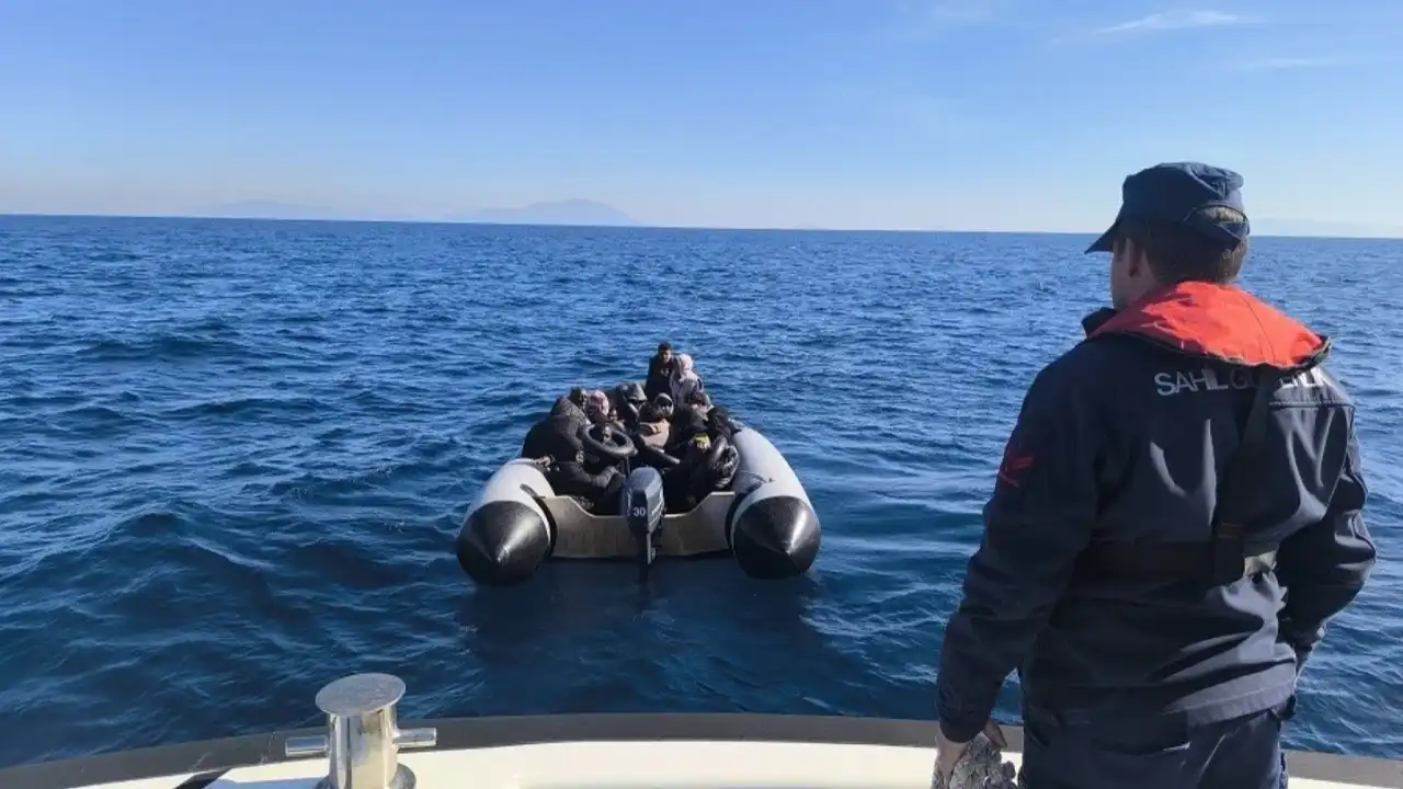 İzmir açıklarında 59 düzensiz göçmen kurtarıldı, 39 göçmen yakalandı haberinin görseli
