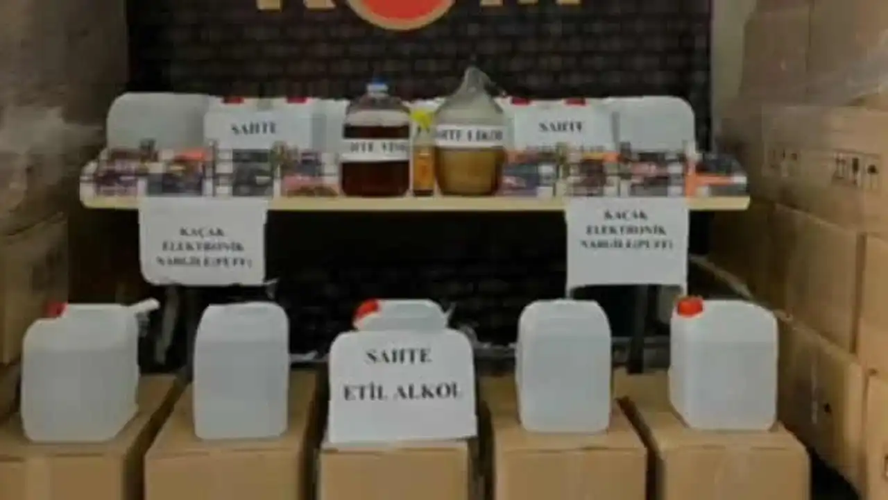 İzmir’de 4 ayrı kaçakçılık operasyonu: Çok miktarda kaçak ürün ele geçirildi haberinin görseli