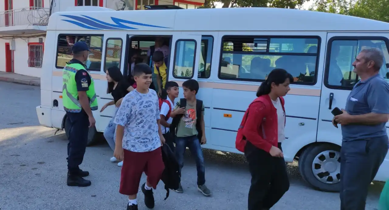 İzmir'de jandarmadan okul ve çevresi denetimi haberinin görseli