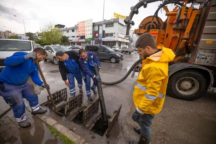 İzmir’de yağmur alarmı: İZSU ekipleri sahada haberinin görseli