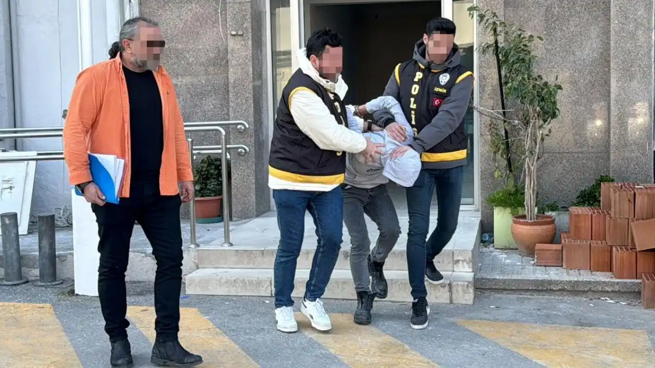 Taksinin güneşliğindeki parayı çaldı, fark edildiğini anlayınca kaçtı haberinin görseli