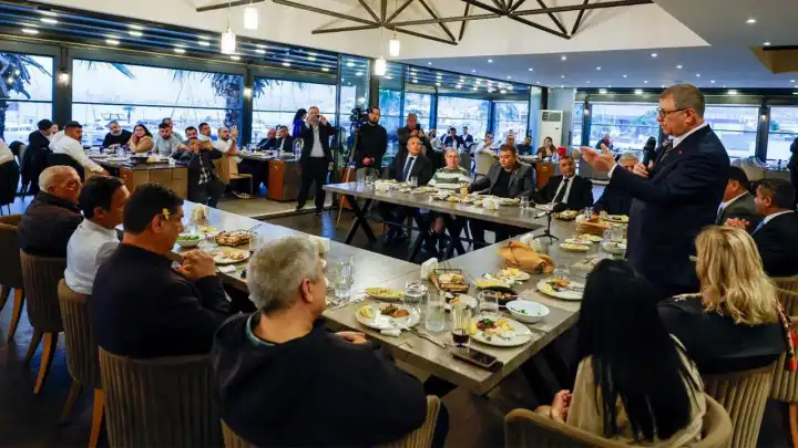 Başkan Tugay'dan Roman yurttaşlara: Belediyenin tüm imkanları ile her zaman sizin yanınızda olacağız haberinin görseli