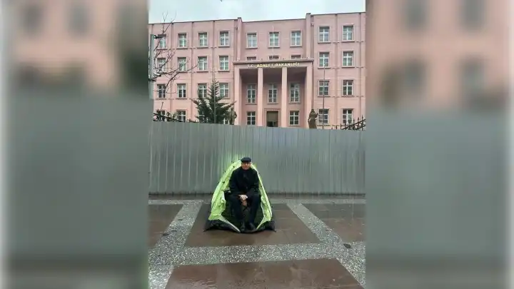 CHP’li Tanal Adalet Bakanlığı'nın önünde 'Adalet' nöbetinde haberinin görseli
