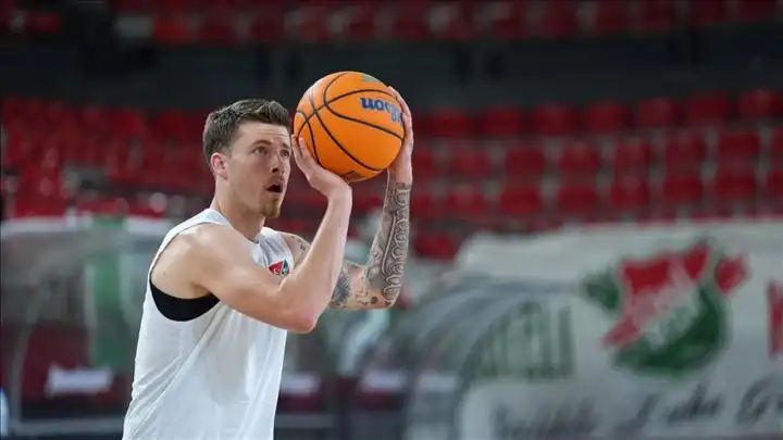 Gallinat ve Hollins'in tedaviler sürüyor