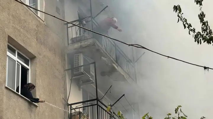 İzmir haber: Bayraklı'da bir evde yangın çıktı haberinin görseli