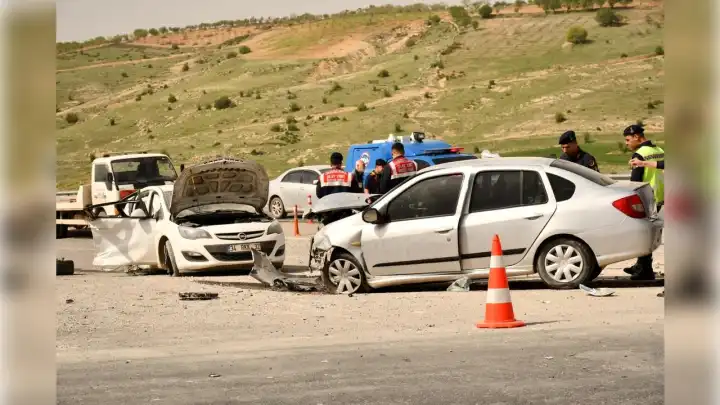 Adıyaman'da kaza: İki otomobil çarpıştı haberinin görseli