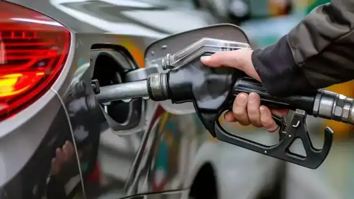 Araç sahiplerinin yüzü gülecek:Benzine dev indirim! haberinin görseli
