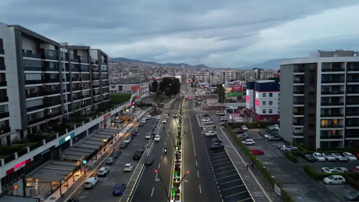 Eski Havaalanı Caddesi yenilendi: Ulaşım daha konforlu hale geldi haberinin görseli