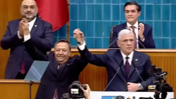 İstifa etmişti, o siyasetçi yuvasına döndü! haberinin görseli