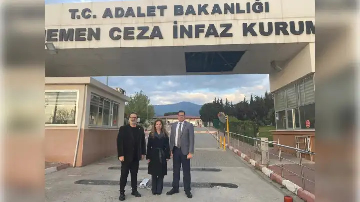 İYİ Partili Ülkü Doğan, tutuklu gençlerin yanında haberinin görseli