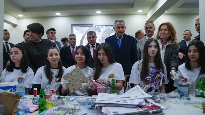 İzmir'de öğrenciler atıkları paraya çevirip kantinden alışveriş yapabilecek haberinin görseli