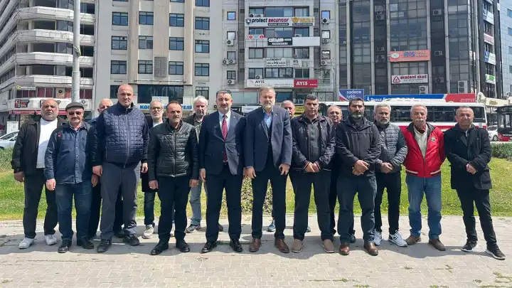 Kıdem tazminatını alamayan emekliler Konak Belediyesi binası önünde toplandı haberinin görseli