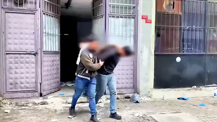 Uyuşturucu operasyonlarında örgüt liderinin de aralarında olduğu 16 şüpheli yakalandı haberinin görseli