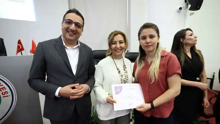 Balçova’da kursiyer annelere sertifika verildi haberinin görseli