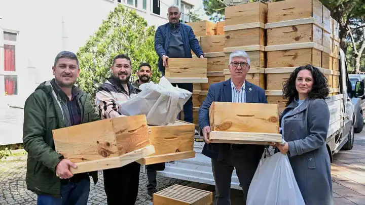 Bornova'da 100 yeni arıcı sertifikalarını aldı haberinin görseli